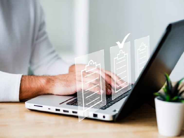 Mãos de uma pessoa digitando em um notebook
