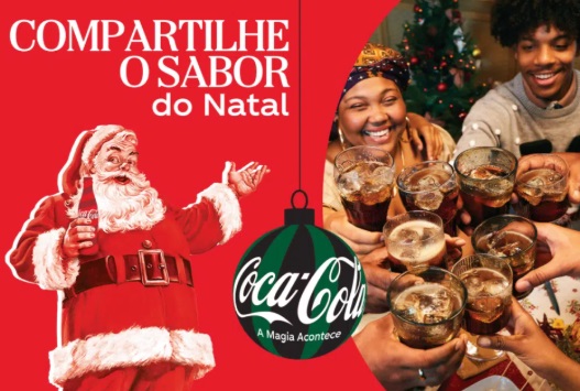 Print de uma campanha de natal da Coca Cola com pessoas brindando um papai noel ao lado