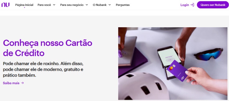 Print da home do Nubank com uma mão aproximando um cartão na maquininha
