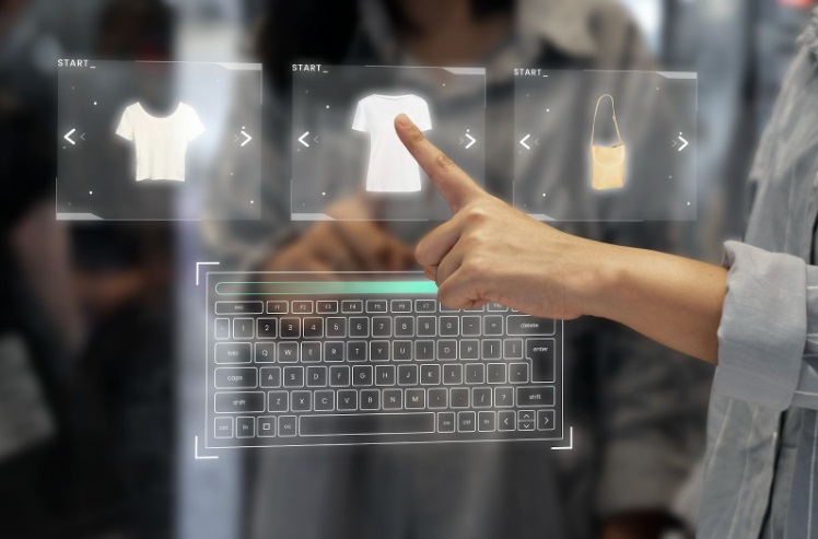 Pessoa clicando em uma roupa virtual, simulando uma compra online