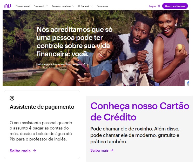 Print da página inicial do Nubank, com foto de uma família e uma mensagem leve