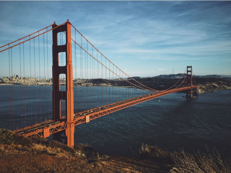 Ponte Golden Gate, em São Francisco na Califórnia (EUA), com pouca movimentação de carros e cercada por um céu azulado de poucas nuvens